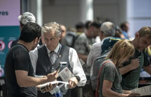 Oficial de viagens quando a Air Canada cancela todas as operações Centenas de voos da Air Canada foram cancelados após a cancelamento da companhia aérea todas as operações devido a uma greve