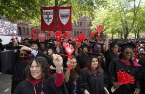 Oh, olhe, mais um esquema intolerante para obstruir os alunos globais Cartoon de Pedro Molina