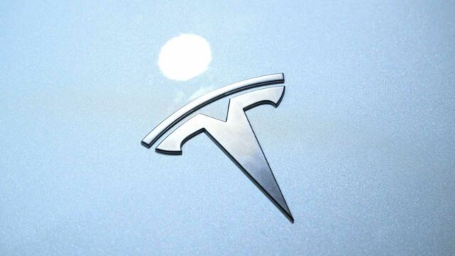 Olhando robotaxia, Tesla contratando o agente de carro de teste de Nova York


