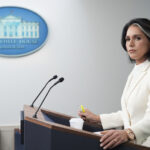 O presidente Donald Trump está com Tulsi Gabbard e seu marido Abraham Williams depois que ela foi jurada como diretora de inteligência nacional no Salão Oval na Casa Branca, quarta -feira, 12 de fevereiro de 2025, em Washington. (Foto/Alex Brandon)