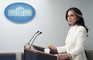 Opa! Tulsi Gabbard afeta a capa de um representante da CIA O presidente Donald Trump está com Tulsi Gabbard e seu marido Abraham Williams depois que ela foi jurada como diretora de inteligência nacional no Salão Oval na Casa Branca, quarta -feira, 12 de fevereiro de 2025, em Washington. (Foto/Alex Brandon)