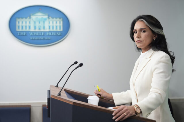 O presidente Donald Trump está com Tulsi Gabbard e seu marido Abraham Williams depois que ela foi jurada como diretora de inteligência nacional no Salão Oval na Casa Branca, quarta -feira, 12 de fevereiro de 2025, em Washington. (Foto/Alex Brandon)