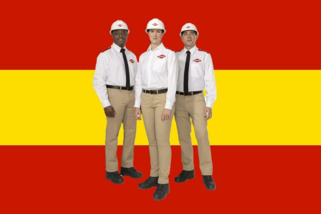 Orkin Pest Control Inspecionando um técnico de modelo com os atuais proprietários de casas.