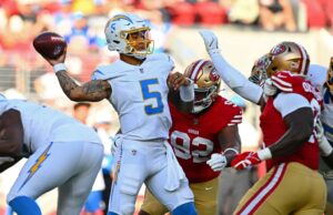 Os Chargers Trey Lance estão prestes a garantir um trabalho de Backup QB. Trevis Gipson (56), de San Francisco 49ers, quebra um passe enquanto ele balança o braço do quarterback do Los Angeles Chargers, Trey Lance (5) no primeiro trimestre de seu jogo de pré -temporada da NFL no Levi's Stadium em Santa Clara, Califórnia, no sábado, 23 de agosto de 2025.