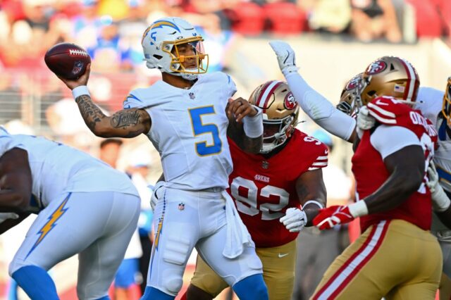 Trevis Gipson (56), de San Francisco 49ers, quebra um passe enquanto ele balança o braço do quarterback do Los Angeles Chargers, Trey Lance (5) no primeiro trimestre de seu jogo de pré -temporada da NFL no Levi's Stadium em Santa Clara, Califórnia, no sábado, 23 de agosto de 2025.