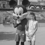 Os fãs da Disney estão em choque depois que uma foto revelou como os personagens eram no parque temático nos anos 50 e 60. Mickey é visto na Disneylândia em 1960