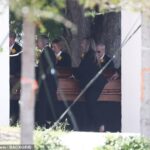 Os amigos e familiares destruídos de Hulk Hogan se reuniram na Flórida para seu funeral na terça -feira