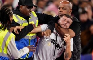 Os apoiadores do West Ham atacam os mordomos e a ‘tentativa’ de entrar no campo durante a batida do Chelsea. Os temperamentos ferveram durante a batida de West Ham nas mãos do Chelsea na sexta à noite