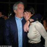 O criminoso sexual falecido Jeffrey Epstein abraça sua namorada de longa data Ghislaine Maxwell