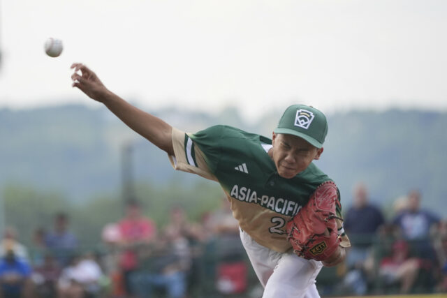 Os arremessadores da Little League jogam bolas rápidas a velocidades de 80 mph.



