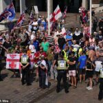 Manifestantes anti-migrantes se reunindo na Praça Guildhall em Portsmouth esta tarde