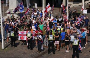 Os ativistas anti-migrantes furiosos se enfrentam com contra-demonstradores em Portsmouth-como até 30 Hotels de Reequedores de Asilo para mais protestos e fim de semana do caos Manifestantes anti-migrantes se reunindo na Praça Guildhall em Portsmouth esta tarde