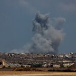 A fumaça sobe após uma explosão em Gaza, vista de Israel, 5 de agosto de 2025