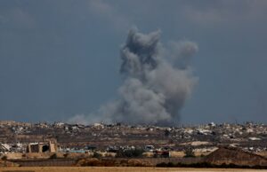 Os aviões de espionagem britânicos ainda voam sobre Gaza para ajudar Israel a encontrar reféns ausentes ‘ A fumaça sobe após uma explosão em Gaza, vista de Israel, 5 de agosto de 2025