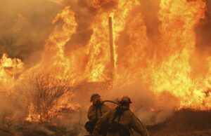Os bombeiros fazem progressos contra o incêndio perto de Los Angeles, que é forçado a voar Uma habitação no carrinho de golfe de passeios na propriedade, enquanto o Canyon Fire queima em Hasley Canyon, Califórnia.
