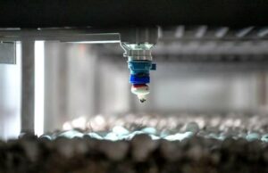 Os cogumelos BC escolhem robôs recebem um impulso de US $ 40 milhões para preencher a crescente escassez de trabalho agrícola Uma garagem industrial com cinco homens que trabalham em uma máquina.