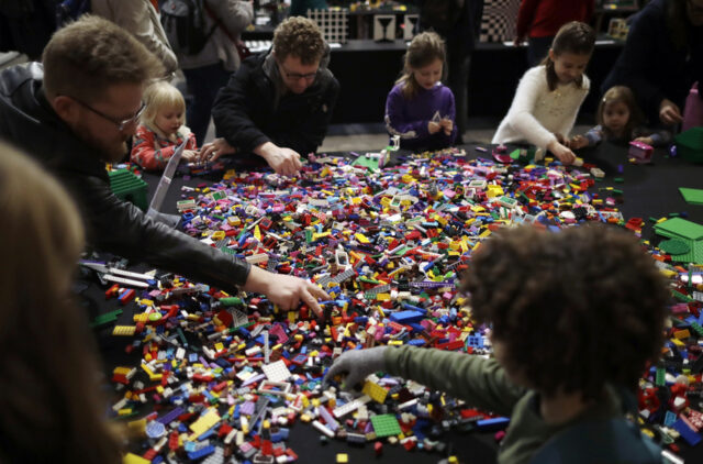 Os entusiastas da LEGO sucumbem o caos de pedágio mais atual de Trump 

