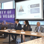Os especialistas em Nevada alertam que a mudança federal de impostos pode prejudicar a indústria de jogos de azar. A mulher do Congresso Dina Titus fala em um palco durante uma prefeitura da Fair Bet Act, na prefeitura de Las Vegas, com um painel de quatro especialistas sentados ao lado dela, incluindo Adam Robinson, Becky Harris, Russell Fox e Virginia Valentine. Um ótimo