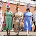 Um grupo de amigos chega ao Hipódromo de Chichester e usa costas coordenadas em uma série de tons de pastel