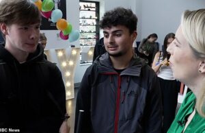 Os estudos de engenharia da geração Z de momento dizem que “voltam para a cama” em vez de celebrar suas notas Jack (direita) e Leyton (à esquerda) era