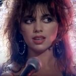 Na década de 1980, esse cantor era membro de uma das maiores grupos de rochas femininas da década