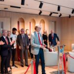 Sir Jim Ratcliffe corta a fita no início da nova construção de Carrington