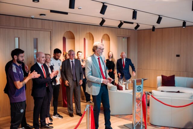 Sir Jim Ratcliffe corta a fita no início da nova construção de Carrington