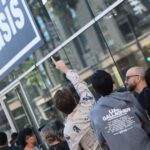 Os fãs do Oasis de Los Angeles descem na loja pop-up da banda em Hollywood