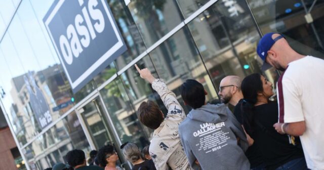 Os fãs do Oasis de Los Angeles descem na loja pop-up da banda em Hollywood



