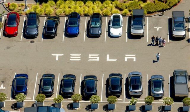 Os federais estão investigando por que a Tesla relata que trava lentamente.



