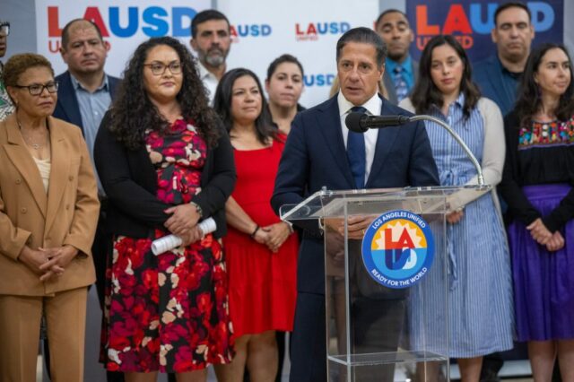 Os funcionários da escola de Los Angeles dizem que os adolescentes com deficiência perto da escola foram presos incorretamente. Oficiais de imigração negam alegações

