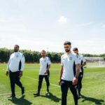 Mason Mount, Jack Fletcher e Bruno Fernandez durante o treinamento do Manchester United.
