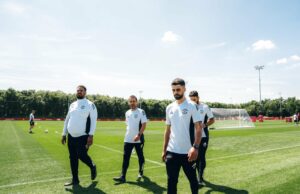 Esqueça Amorim, o homem-chave do Man Utd foi duramente criticado pela fraqueza do time, é sua maior força agora Mason Mount, Jack Fletcher e Bruno Fernandez durante o treinamento do Manchester United.