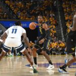 Jonathan Kumba dribla basquete durante a partida dos playoffs da NBA.