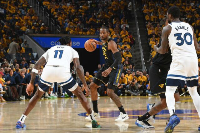 Jonathan Kumba dribla basquete durante a partida dos playoffs da NBA.