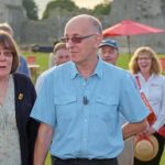 Um convidado no Antiques Roadshow fez história depois de ser informado de que sua medalha histórica valia mais de uma casa porque seu dono recebeu visivelmente atordoado