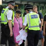 Os manifestantes anti-migrantes de 'Pink Lady' entraram em conflito com a polícia do lado de fora de um hotel que habitam os requerentes de asilo em Canary Wharf hoje na última onda de manifestações