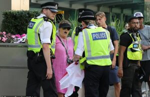 Os manifestantes do Canary Wharf demonstrando contra os migrantes em um impasse com a polícia depois que um migrante entrou em ‘apartamento da mulher cega’ Os manifestantes anti-migrantes de 'Pink Lady' entraram em conflito com a polícia do lado de fora de um hotel que habitam os requerentes de asilo em Canary Wharf hoje na última onda de manifestações