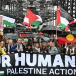 Os manifestantes se aproximam de outra ponte importante em Brisbane protestando