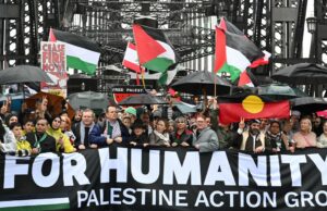 Os manifestantes se aproximam de outra ponte importante em Brisbane protestando Os manifestantes se aproximam de outra ponte importante em Brisbane protestando