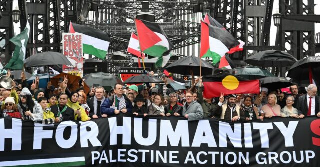 Os manifestantes se aproximam de outra ponte importante em Brisbane protestando

