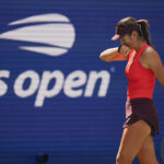 Emma Raducanu, da Grã -Bretanha, lança o suor de seu rosto entre os saques de Elena Rybakina, do Cazaquistão, durante a terceira rodada do campeonato de tênis do US Open, sexta -feira, 29 de agosto de 2025, em Nova York.