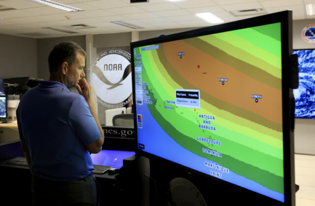 Os modelos de espaguete do furacão mostram estradas em potencial como um aviso emitido

