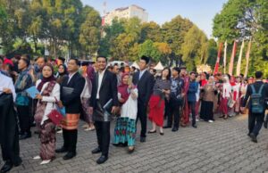 Milhares de dançarinos e artistas famosos agitam o palácio no 80º Dia da Independência da Indonésia Os moradores do Palácio de Padati Merdeka participam da Segunda Cerimônia de Proclamação