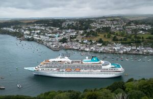 Os navios de cruzeiro maciços anões da cidade da Cornualha … porque adiciona um terço à população ao ser deslocado com turistas Os moradores de Fowey, uma pitoresca cidade portuária da Cornualha com uma população de apenas 2240, ficaram furiosos nesta semana depois que o colossal Amera Cruise Ship chegou em seu pequeno porto