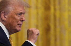 Os nazistas estão tendo um momento, e você está agradecido Trump Arquivo - Neste sábado, 12 de agosto de 2017, James Alex Agri Jr., o segundo da esquerda, mantém um escudo preto em Charlottesville, Virgínia, onde a supremacista da lista ocorreu. Na semana seguinte, Fields com o assassinato de segundo nível e outras acusações depois que as autoridades dizem que ele foi arado por um carro na multidão de pessoas que protestam é um nacionalista branco concorda. (Alan Geoffinski via AP)