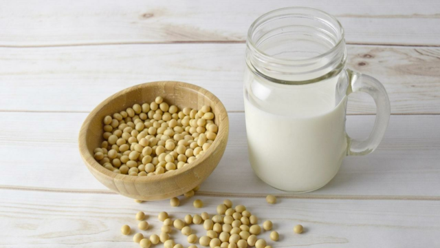 Os nutricionistas indianos fornecem um guia abrangente sobre a escolha do leite feito de fontes vegetais




