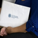 Os oficiais de imigração emitem a atualização do Green Card para o ponto de casais