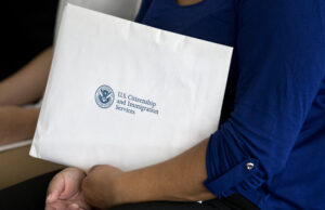 Os oficiais de imigração emitem a atualização do Green Card para o ponto de casais Os oficiais de imigração emitem a atualização do Green Card para o ponto de casais