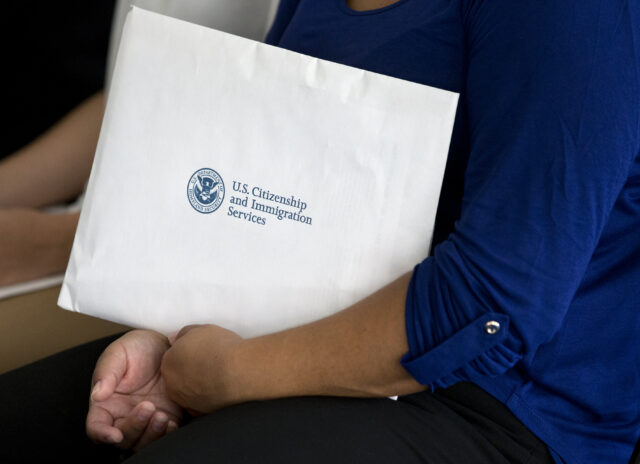Os oficiais de imigração emitem a atualização do Green Card para o ponto de casais

